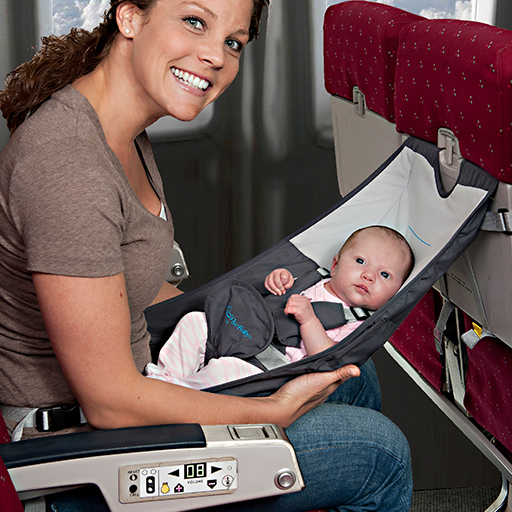 A mother can enjoy a safe flight with her baby by using the Flybaby seat for het newborn.