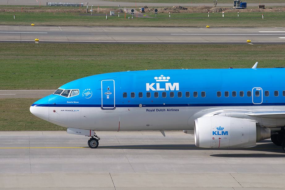 klm vliegtuig voorkant cockpit op vliegveld met gras op achtergrond