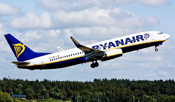 ryanair plane taking off