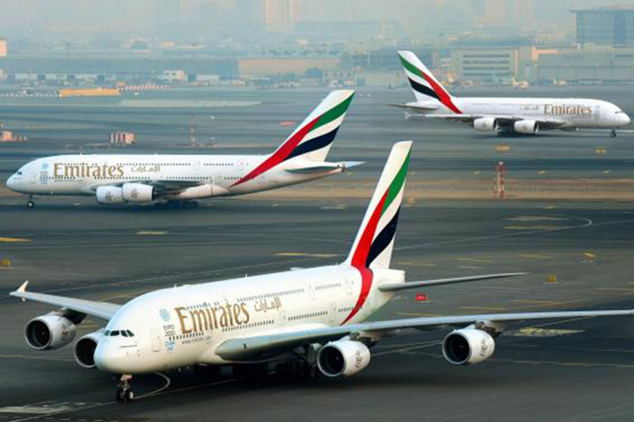 emirates vliegtuigen op landingsbaan