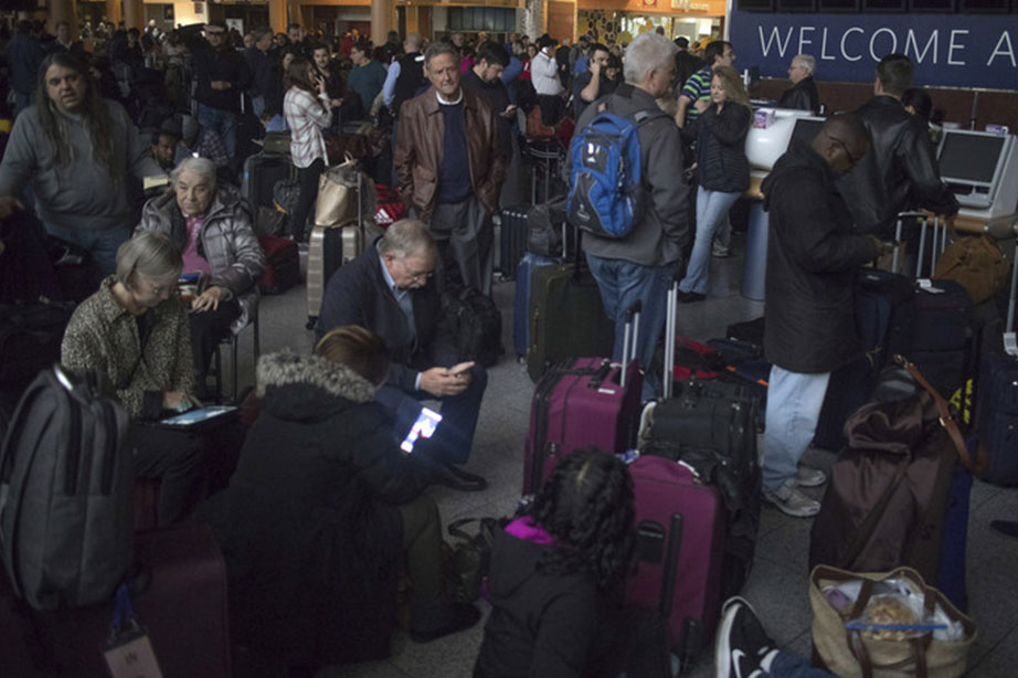 passengers waiting in the dark at atlanta airport