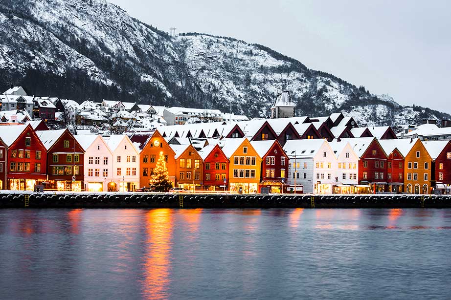 bergen bryggen huisjes besneeuwd bij het water