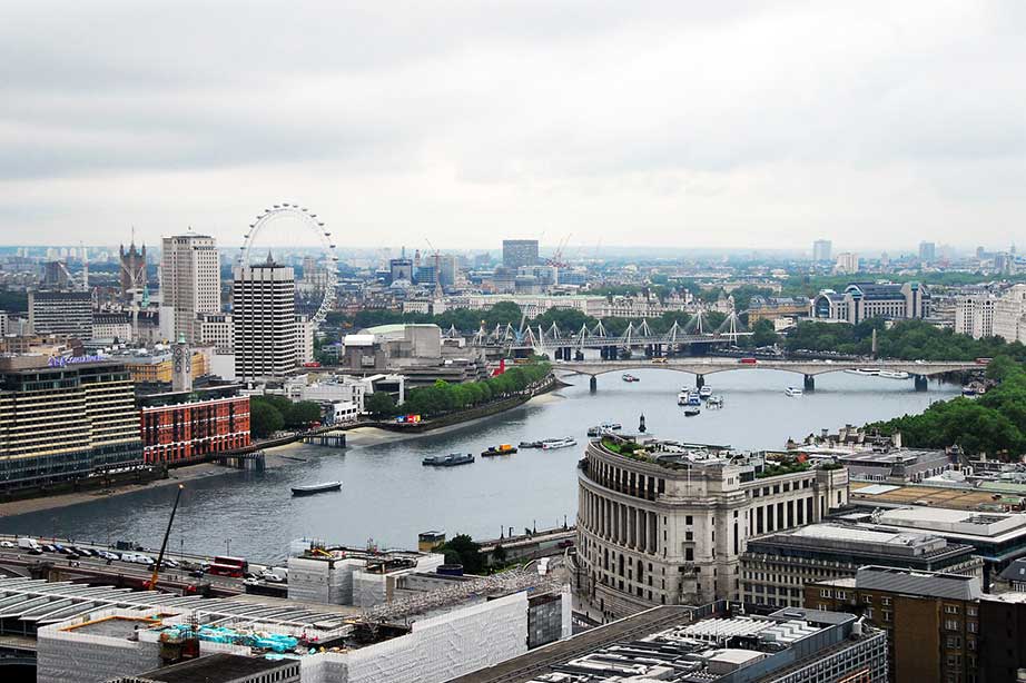 thames rivier in london met gebouwen