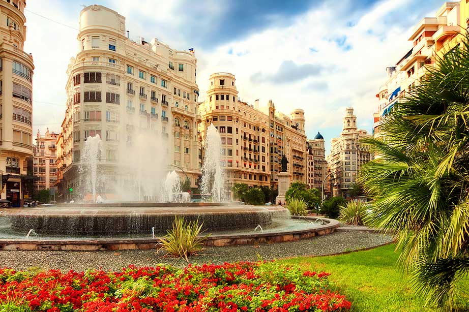 fontein en oude gebouwen met park in valencia