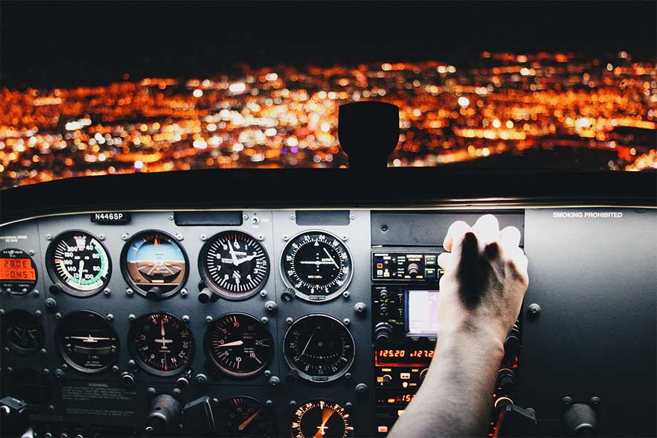 cockpit vanbinnen met uitzicht op lichtjes