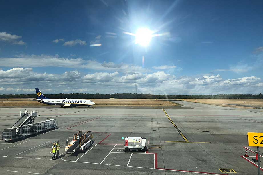 ryanair plane at eindhoven airport