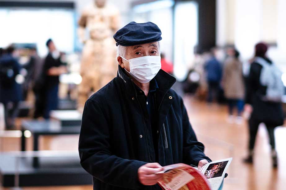 man with mouth cap due to coronavirus