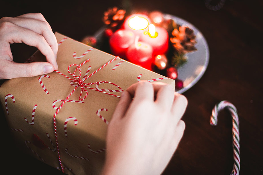 Packing christmas presents with a ribbon